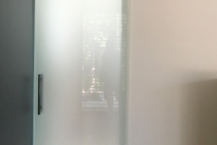 Drzwi wykonane ze szkła satimat biały