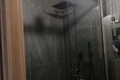Kabina prysznicowa przesuwna mocowana w czarnych okuciach