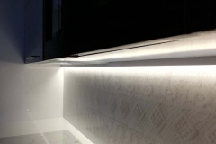 Grafika na szkle z delikatnym motywem podświetlona oświetleniem LED