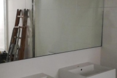 Lustro łazienkowe mocowane między kafelkami