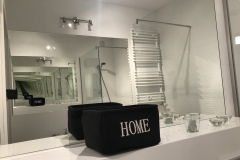 Odbarwione lustro mocowane w łazience